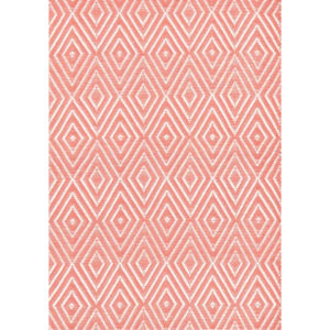 Outdoor rug in chevron pattern